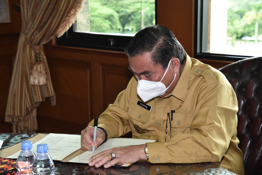 Bupati FX Yapan Menandatangani MoU Pemenuhan Hak Anak